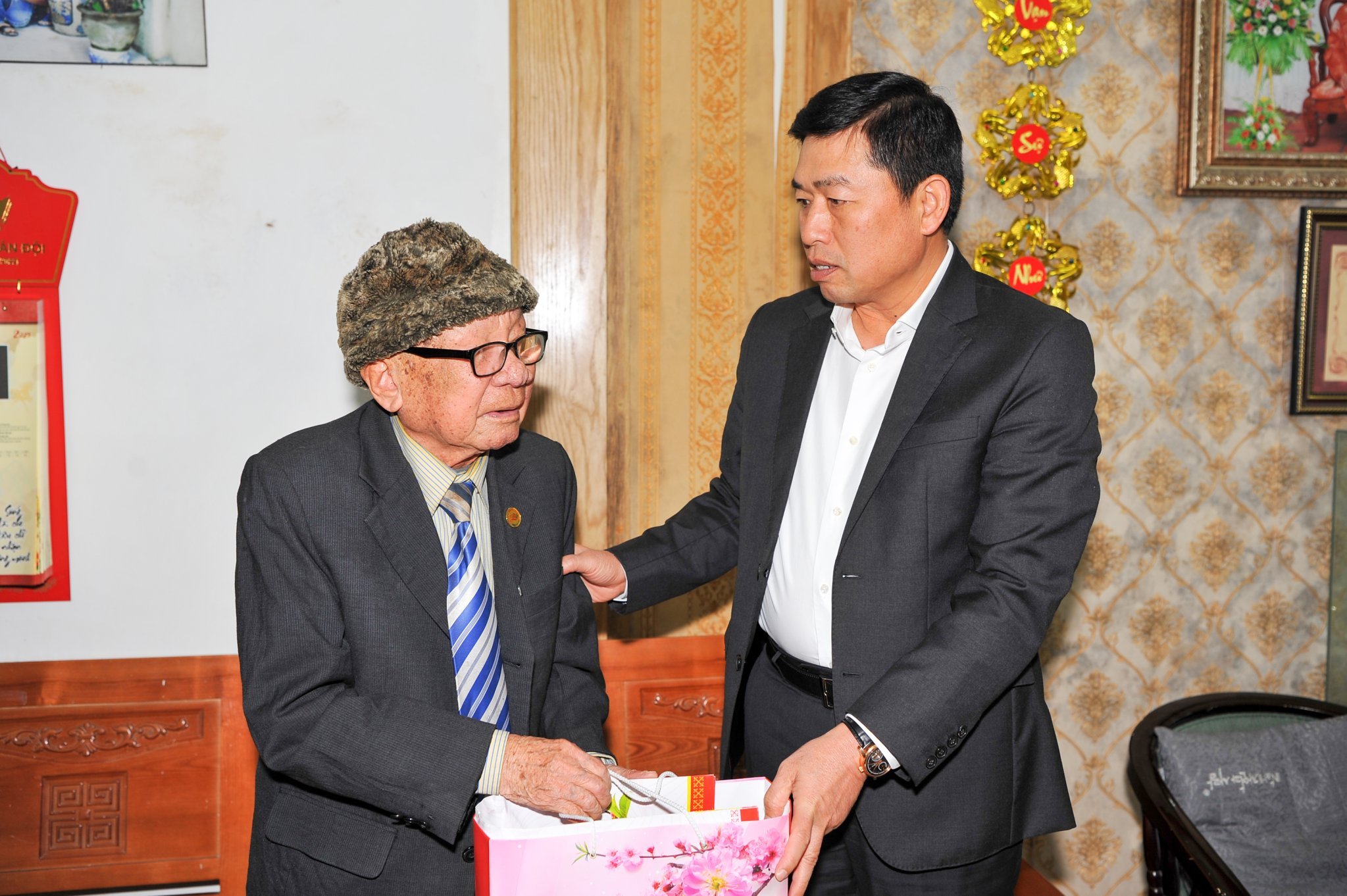 Thiếu tướng Vũ Thanh Chương, Giám đốc CATP thăm, tặng quà các gia đình chính sách tiêu biểu